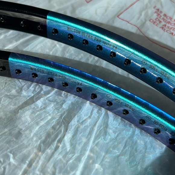 NWT Set of Wilson Ultra Pro 18x20 v4, Grip 2 - Picture 9 of 14